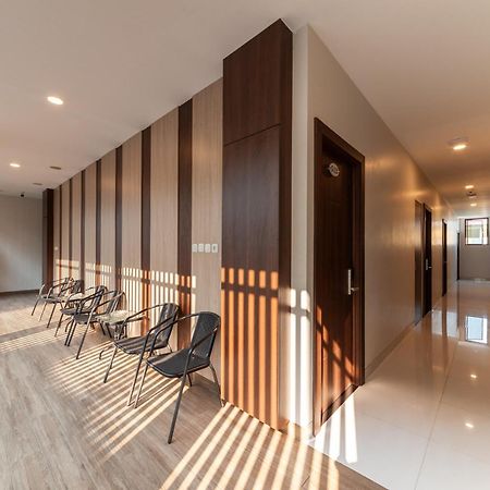 Urbanview Hotel Cengkareng Jakarta Bagian luar foto