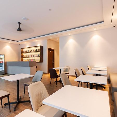Urbanview Hotel Cengkareng Jakarta Bagian luar foto
