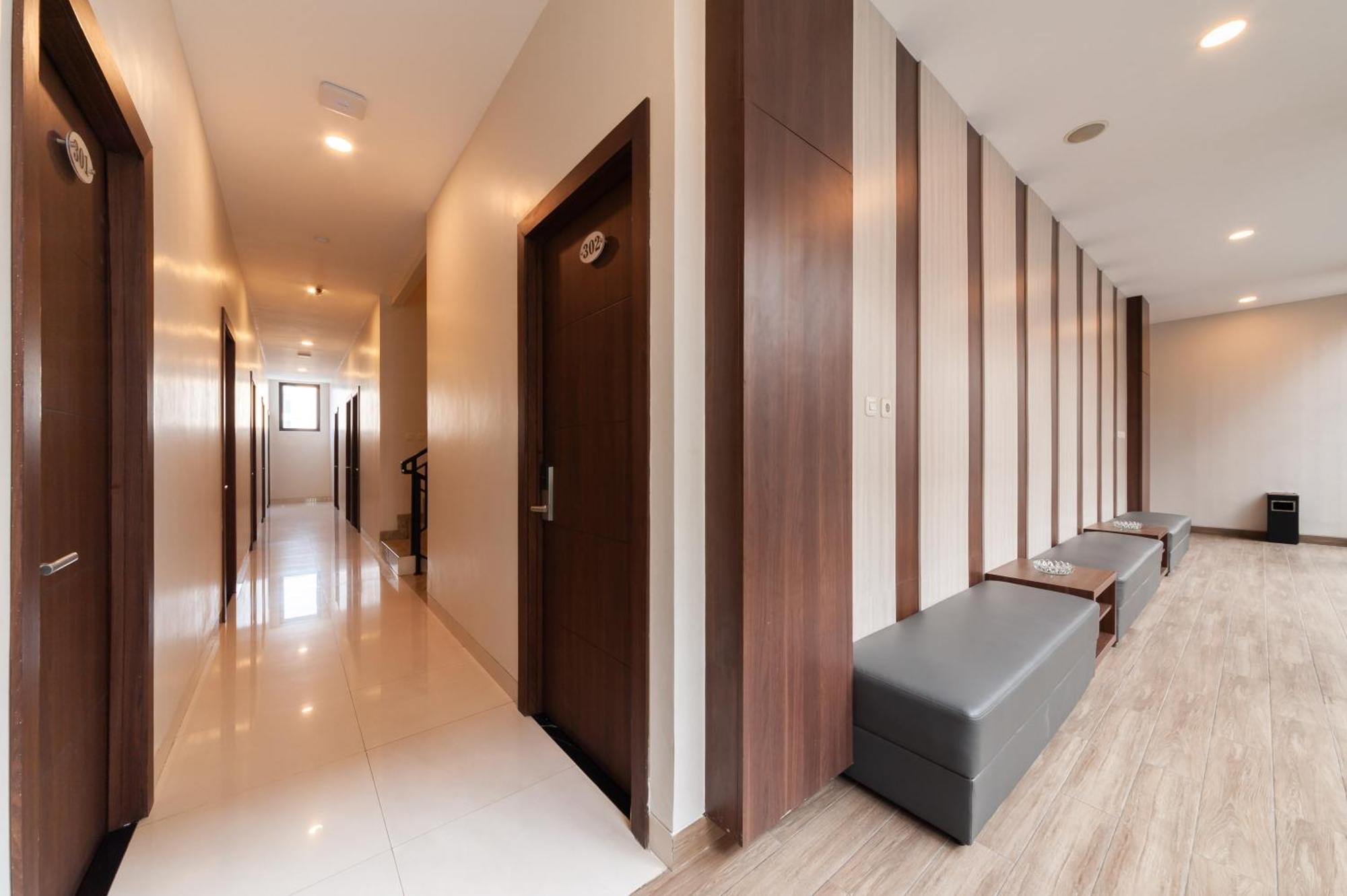 Urbanview Hotel Cengkareng Jakarta Bagian luar foto