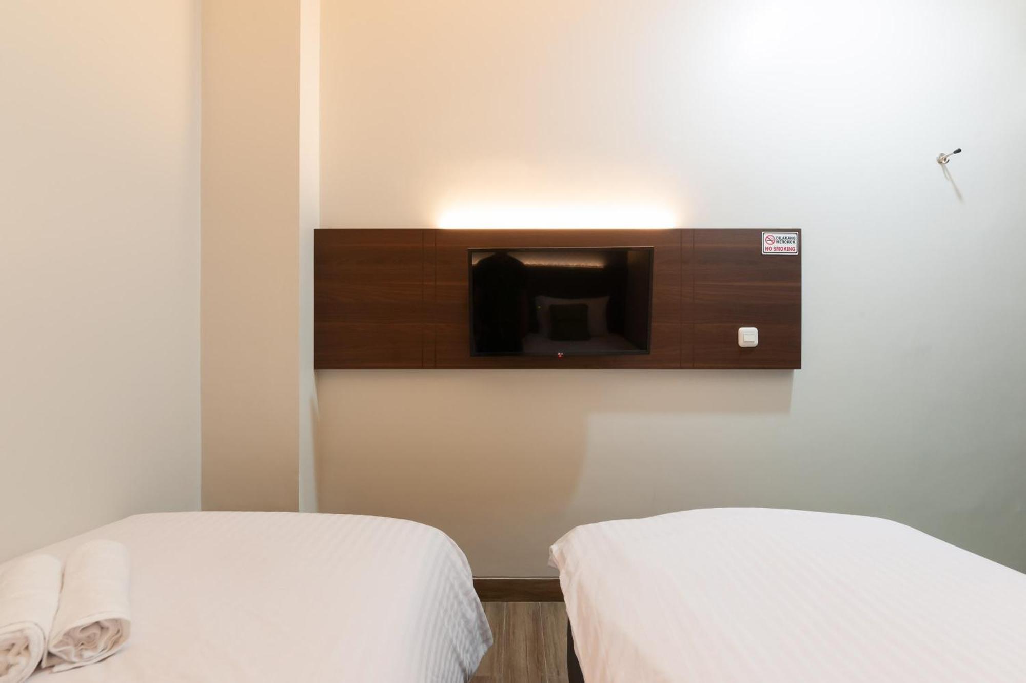 Urbanview Hotel Cengkareng Jakarta Bagian luar foto